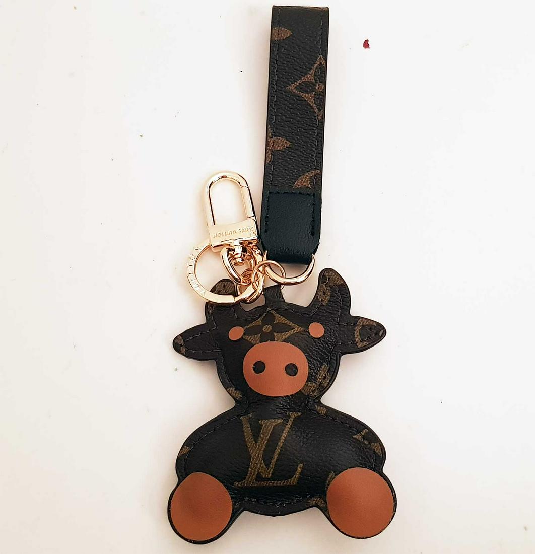 LOUIS VUITTON KEYCHAIN (1 of 11)
