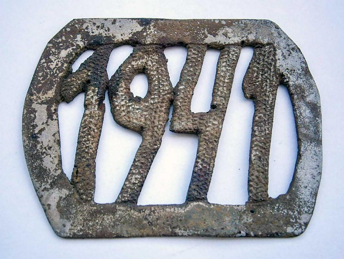 GERMAN WW2 COCKARDE, TRENCH ART 1941: GERMAN WW2 COCKARDE, 1941 Trench art. CONDITION: The item is described to the best of our knowledge. Please refer to pictures and email with any questions. DIMENSIONS: 62 x 48 mm. Very collectible ite
