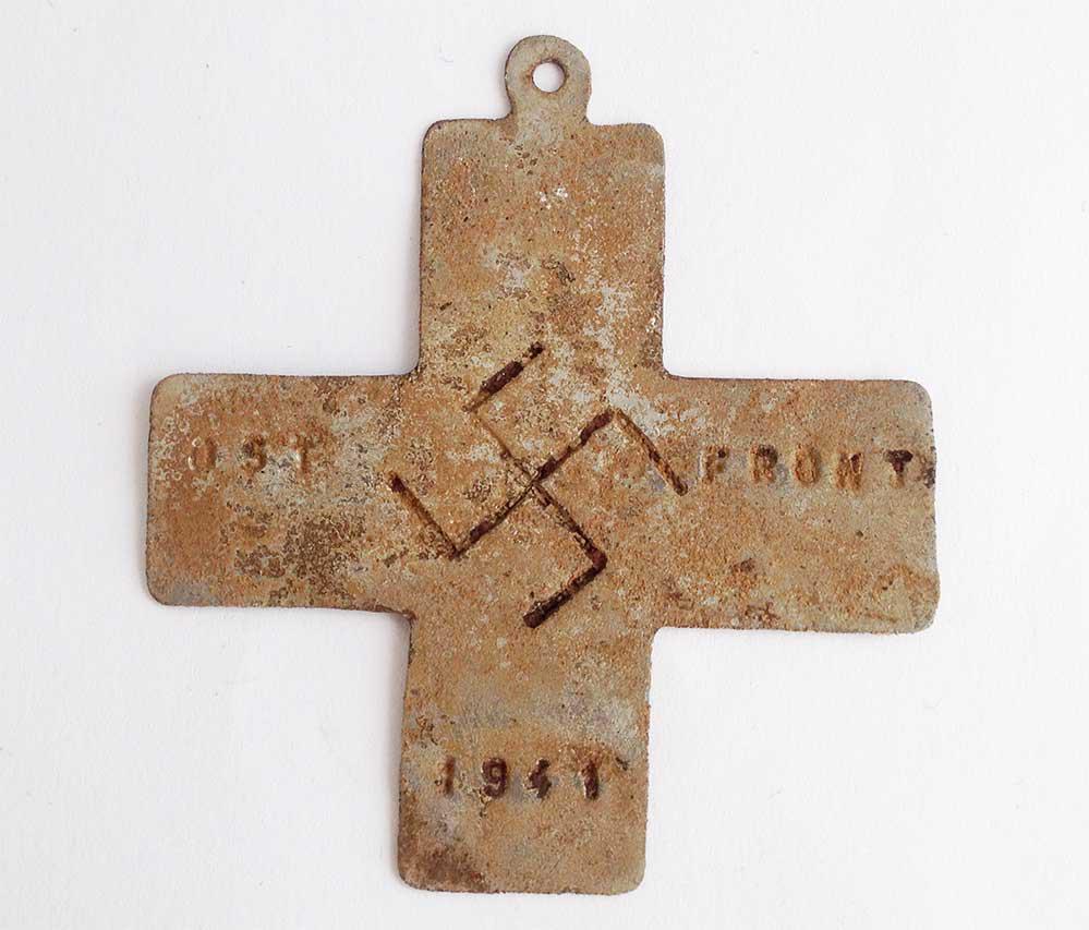 GERMAN WW2 IRON CROSS with SWASTIKA, TRENCH ART: GERMAN WW2 IRON CROSS with SWASTIKA, TRENCH ART, 1941 Ostfront Trench art. This item was obtained from a large old collection in Europe. ESTIMATE PRICE: $10 - $200. HISTORY of SALES: Recently trench a