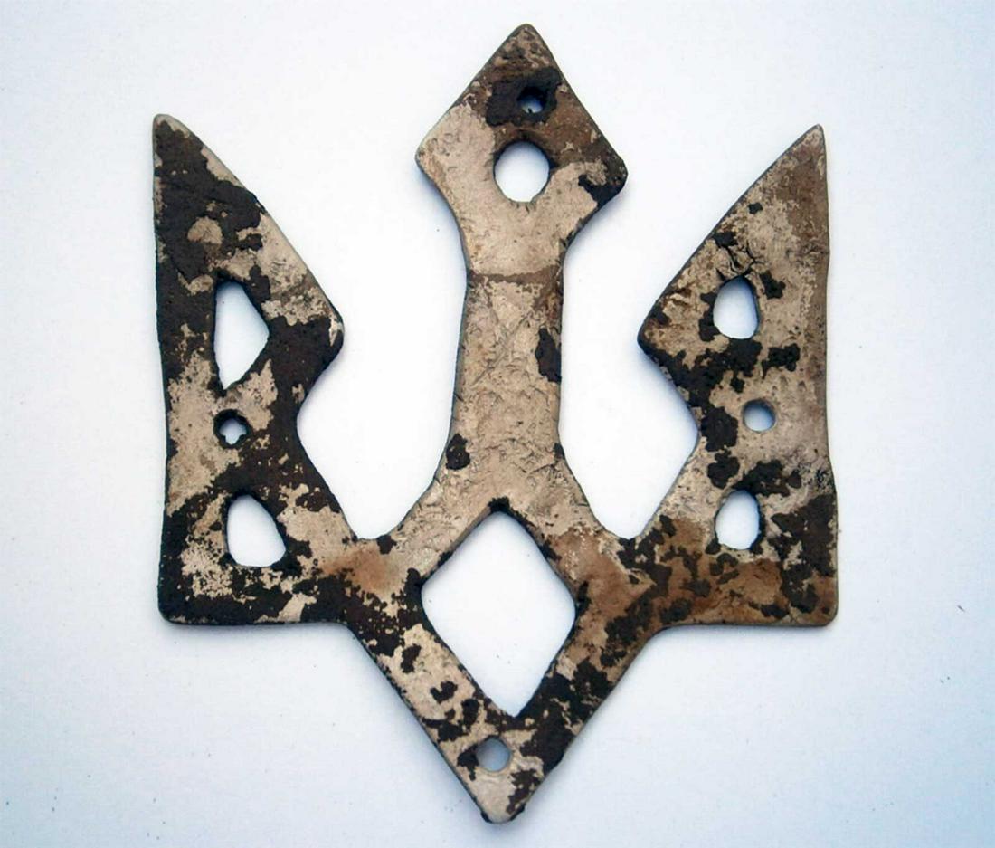 UKRAINIAN WW2 TRIZUB, UPA-OUN, 1939-1954: UKRAINIAN WW2 TRIZUB, UPA-OUN, UKRAINIAN INSURGENT ARMY, 1939-1954 Handmade, very unusual item, Trench art. This kind of trizubs was used for COCKARDE. CONDITION: Very good for age. No visible damage 