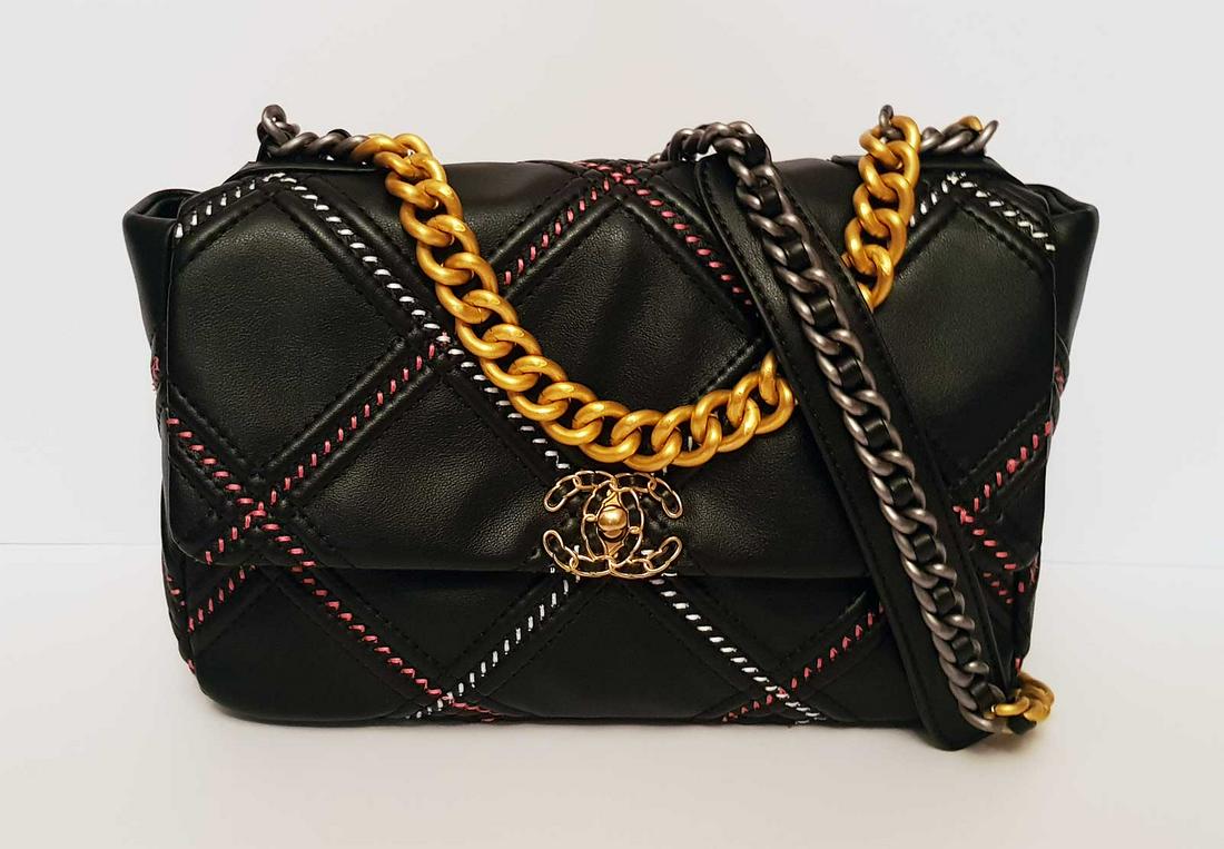 NEW CHANEL 19 FLAP BAG BLACK (1 of 18)