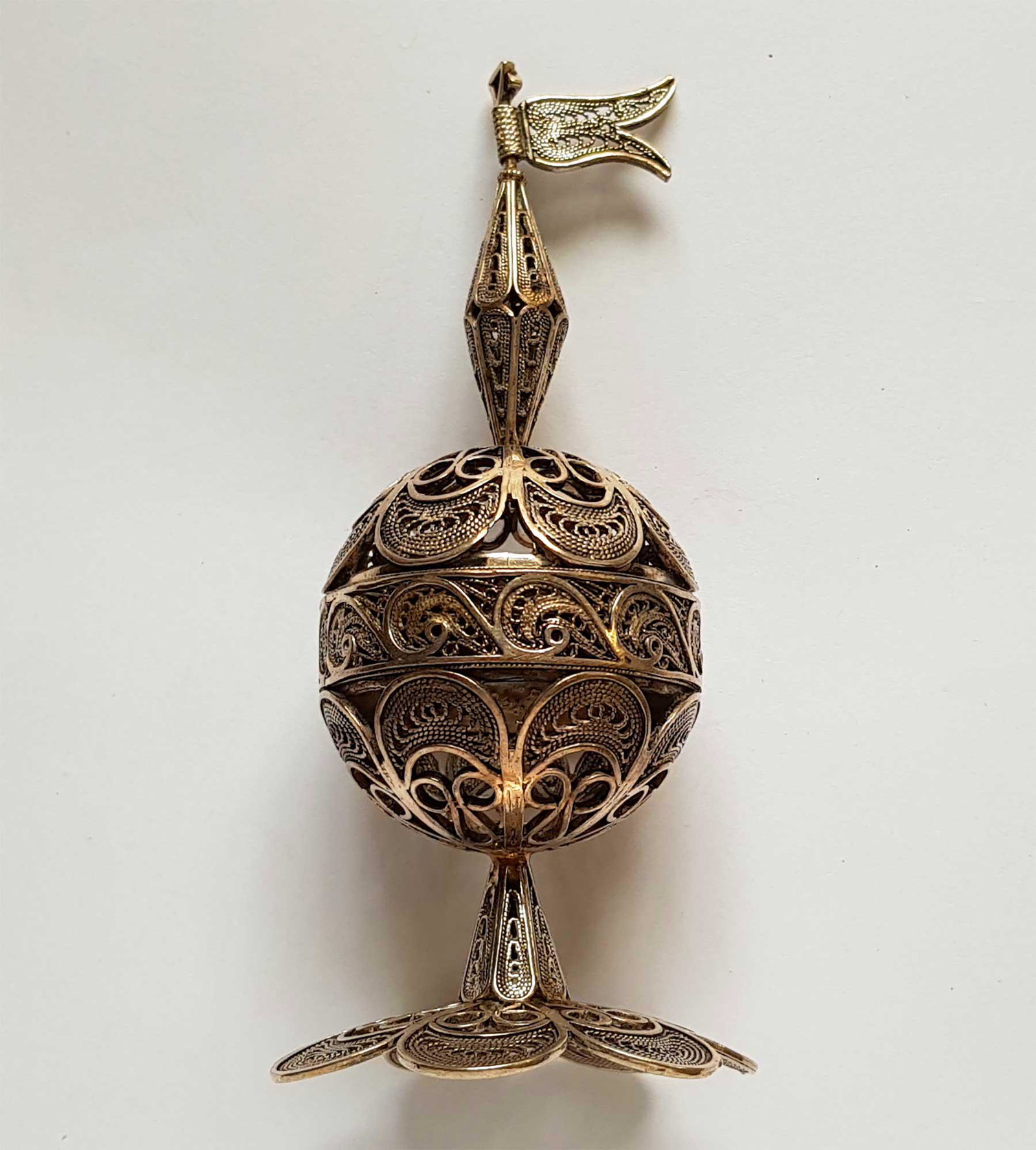 RARE SILVER FILIGREE JUDAICA SPICE BOX, 19 CENTURY: RARE SILVER FILIGREE JUDAICA SPICE BOX, 19th CENTURY Nice silver filigree item. HALLMARKS: '925' for silver content and sign in Hebrew. DIMENSIONS: 118 x 47 mm (4 1/4 x 1 7/8 inches). Weight: 56 grams
