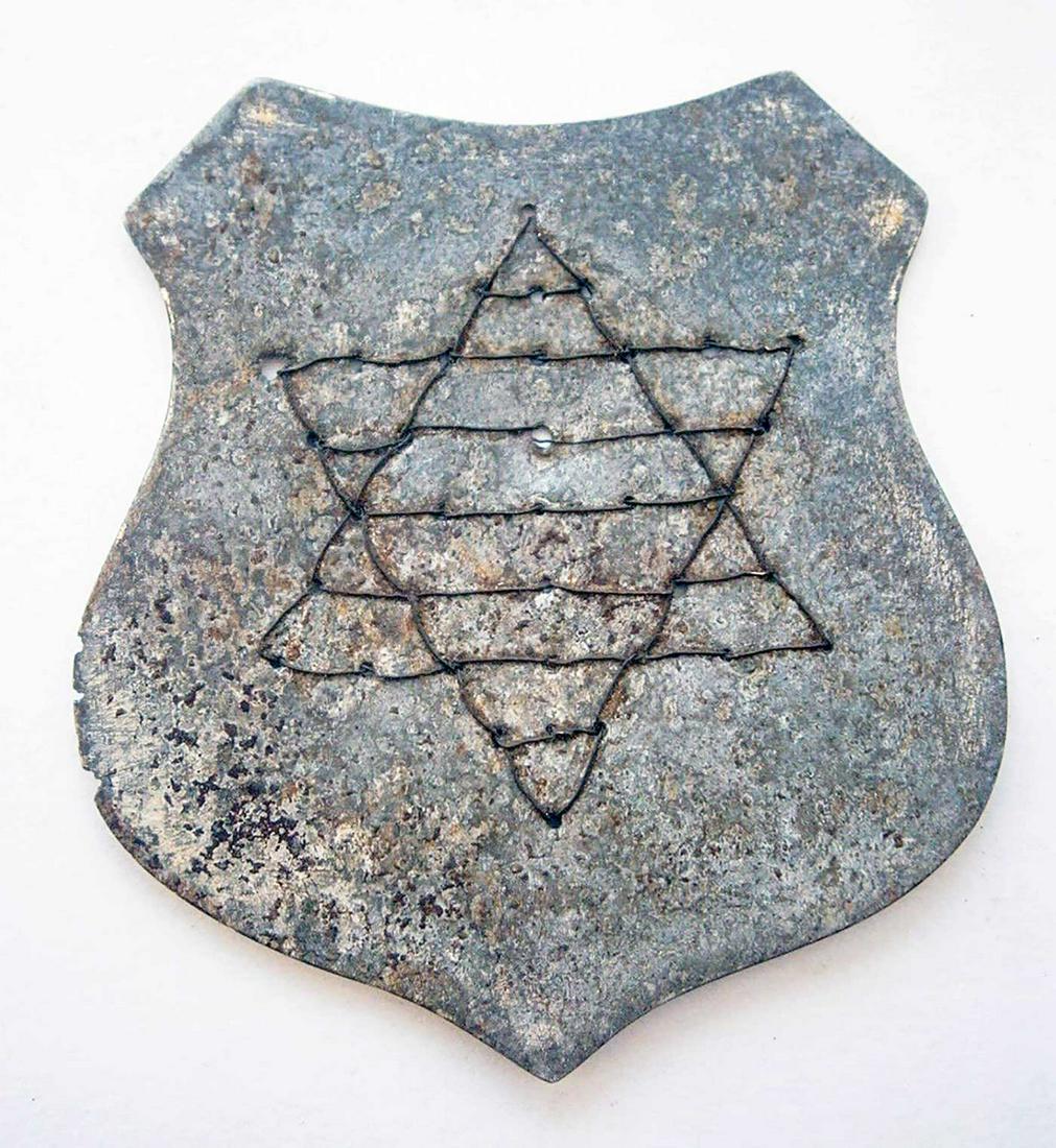 JUDAICA JEWISH WW2 SHIELD w. STAR of DAVID: JUDAICA JEWISH WW2 SHIELD with STAR of DAVID from LITZMANNSTADT in POLAND Embroidered with wire !! Very unusual design. From real old collection. The item is for historic museum or private collection.