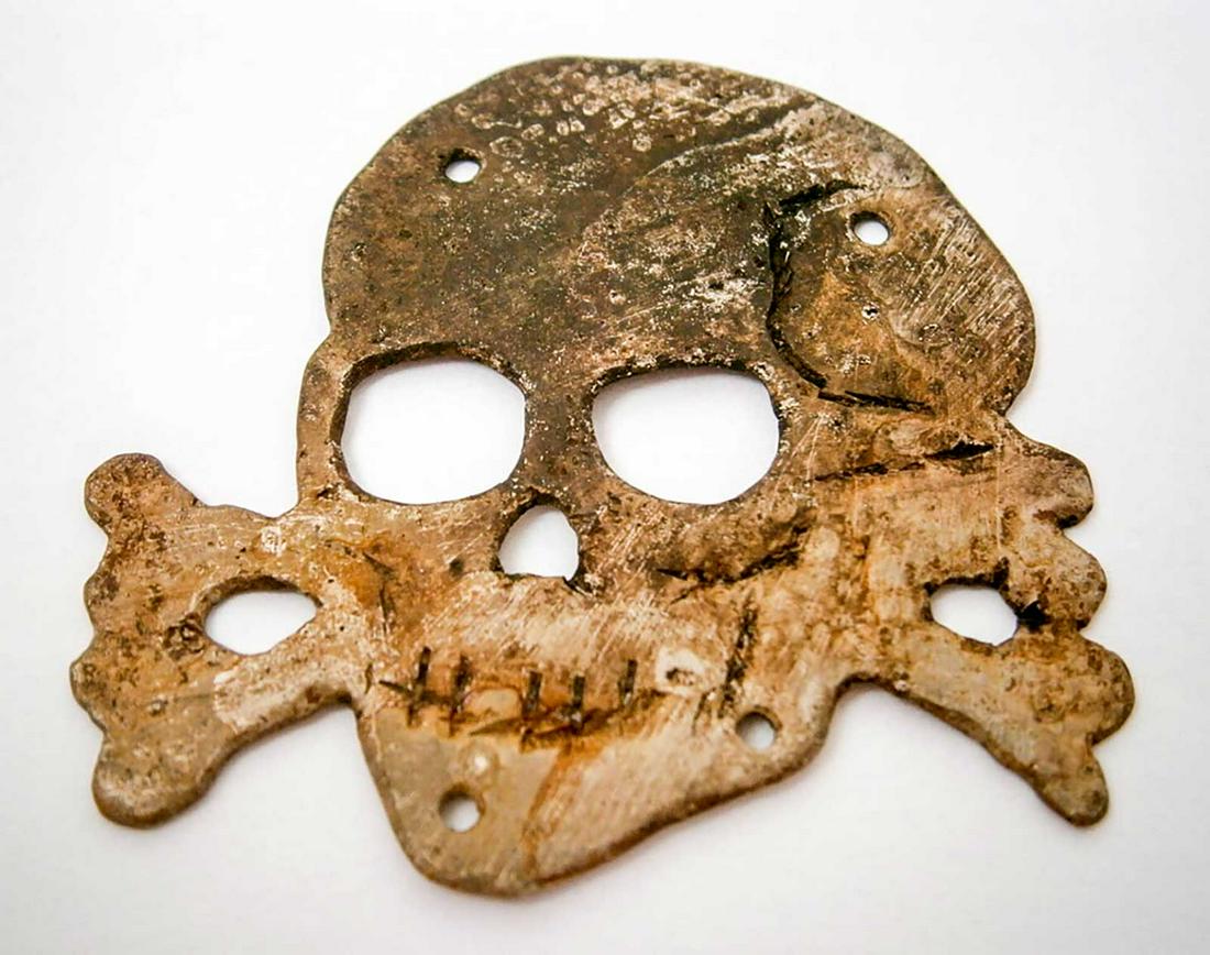 GERMAN WW2 COCKARDE w. SKULL & BONES, SPECIAL TROOP (1 of 13)