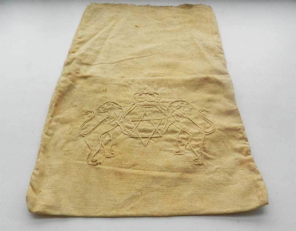 JEWISH WW2 BAG w. LIONS and STAR of DAVID: JEWISH WW2 BAG with LIONS and STAR of DAVID from LITZMANNSTADT in POLAND Hand made, very complicated job. From real old collection. CONDITION: Very good for age. The item is described to the best of o