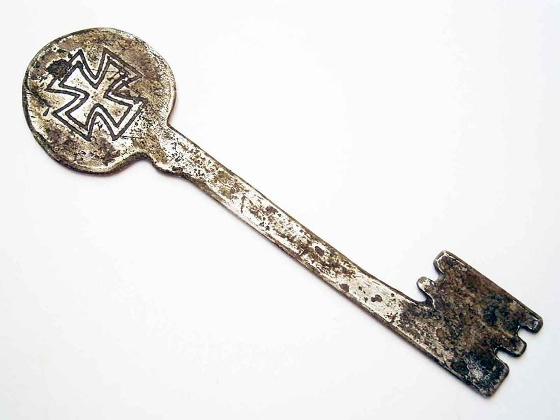 UNUSUAL GERMAN WW2 KEY w. IRON CROSS (1 of 10)