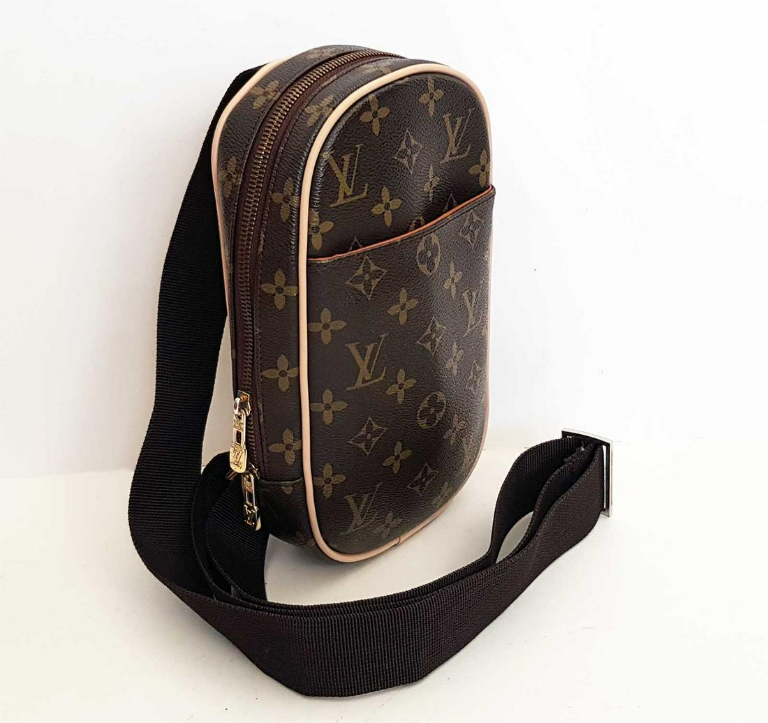 LOUIS VUITTON MONOGRAM CHEST BAG (1 of 17)