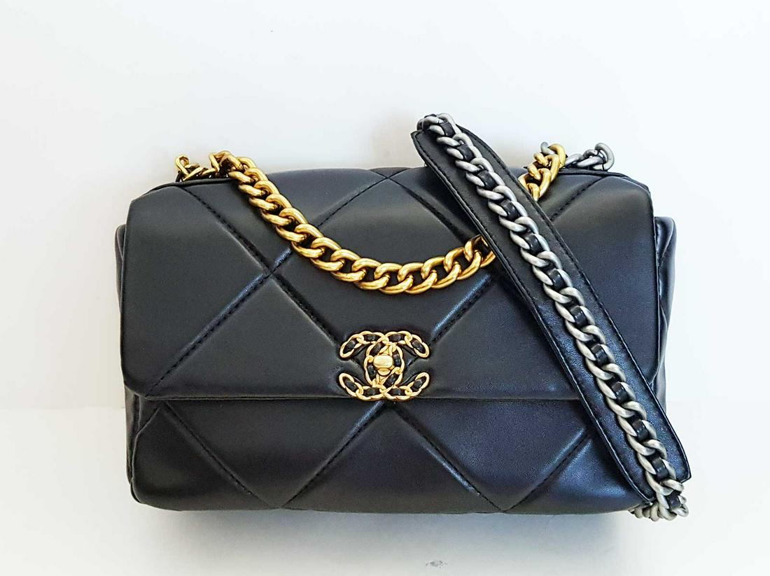 NEW CHANEL 19 FLAP BAG BLACK SMALL (1 of 17)