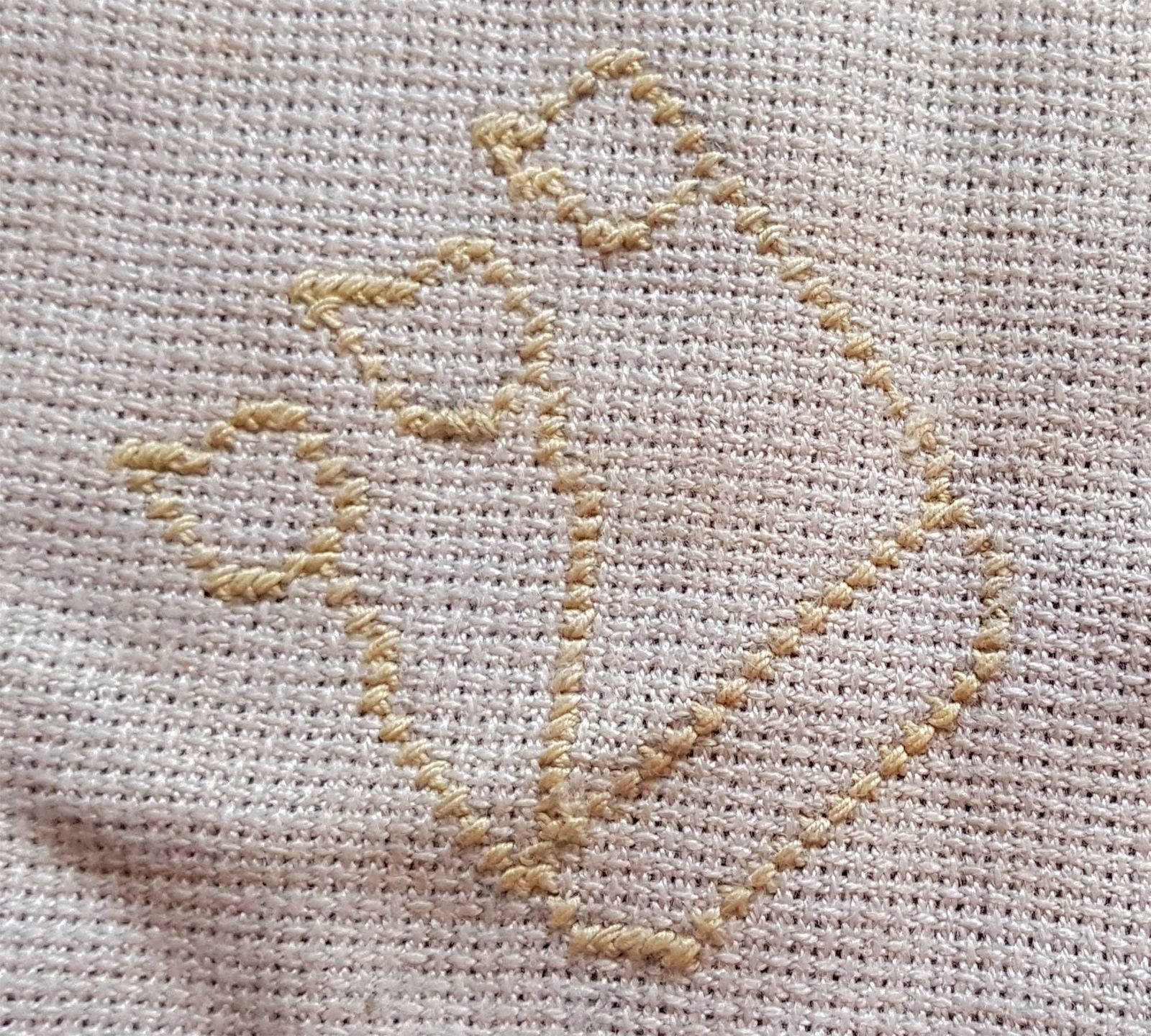 JEWISH WW2 EMBROIDERED NAPKIN fr. LITZMANNSTADT: JEWISH WW2 EMBROIDERED NAPKIN from LITZMANNSTADT in POLAND The napkin has embroidered inscription on Hebrew. From real old collection. The item is for historic museum or private collection. CONDITION: