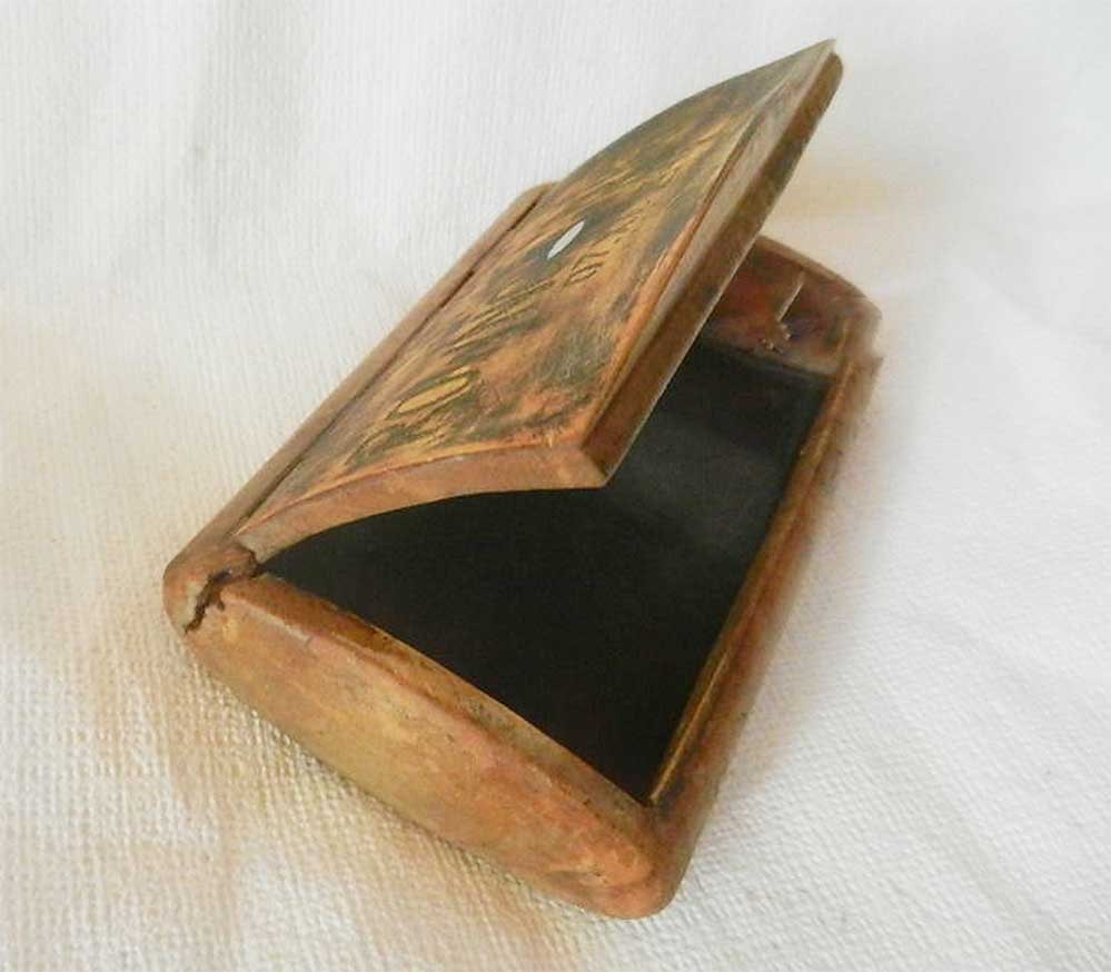 GERMAN WW2 CIGARETTE CASE, REICHSKOMMISSAR UKRAINE: EXTREMELY RARE GERMAN WW2 RKU KARELIAN BIRCH CIGARETTE CASE, REICHSKOMMISSAR UKRAINE, 1941 The cigarette case has an inscription in German: 'ROWNO RKU, 07.XI. 1941'. The case is made from Karelian bir