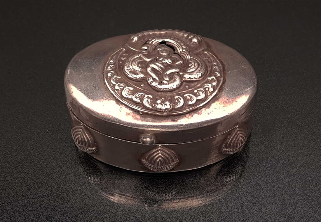 ANTIQUE JEWISH SILVER SNUFF BOX w. FIGUREs (1 of 11)