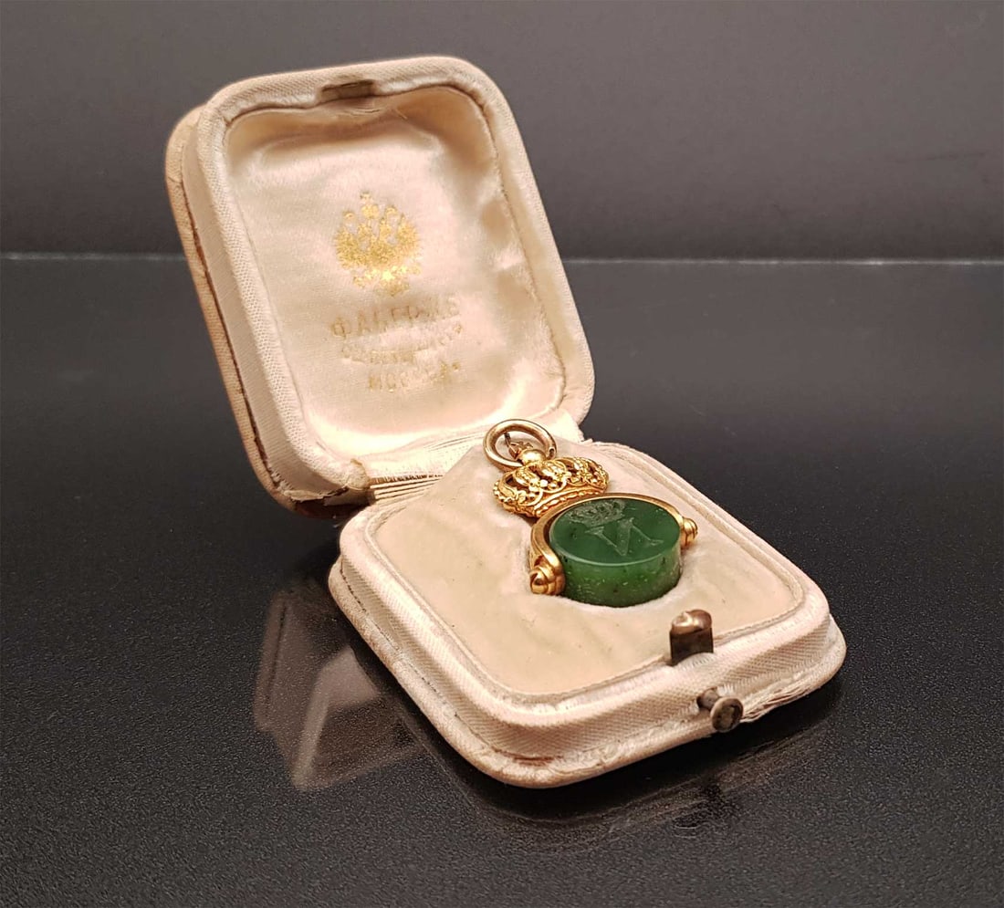 FABERGE - GOLD NEPHRITE SEAL, ROAL FAMILY, SOTHEBY's (1 of 20)