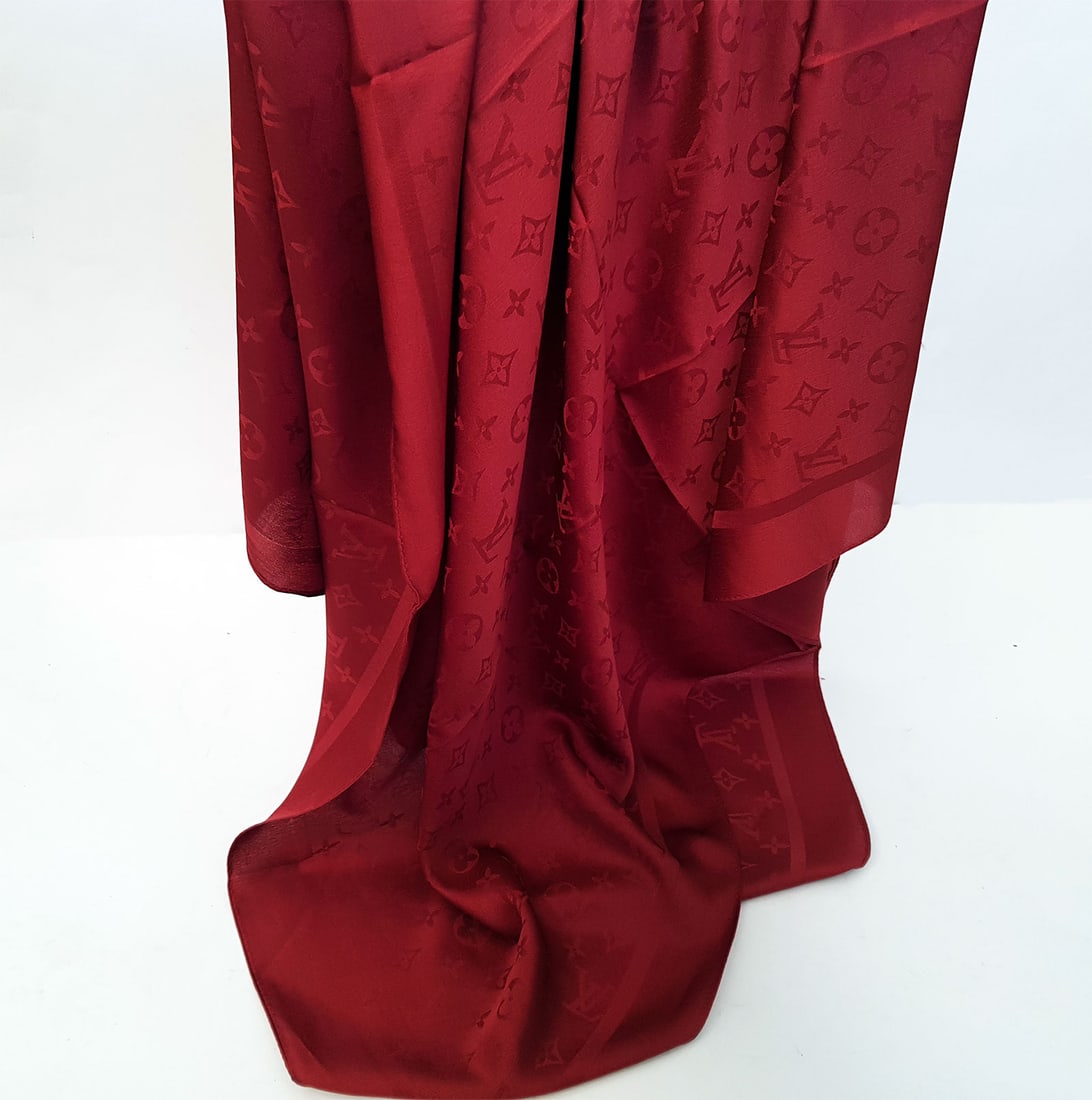 LOUIS VUITTON MONOGRAM SHAWL (1 of 8)