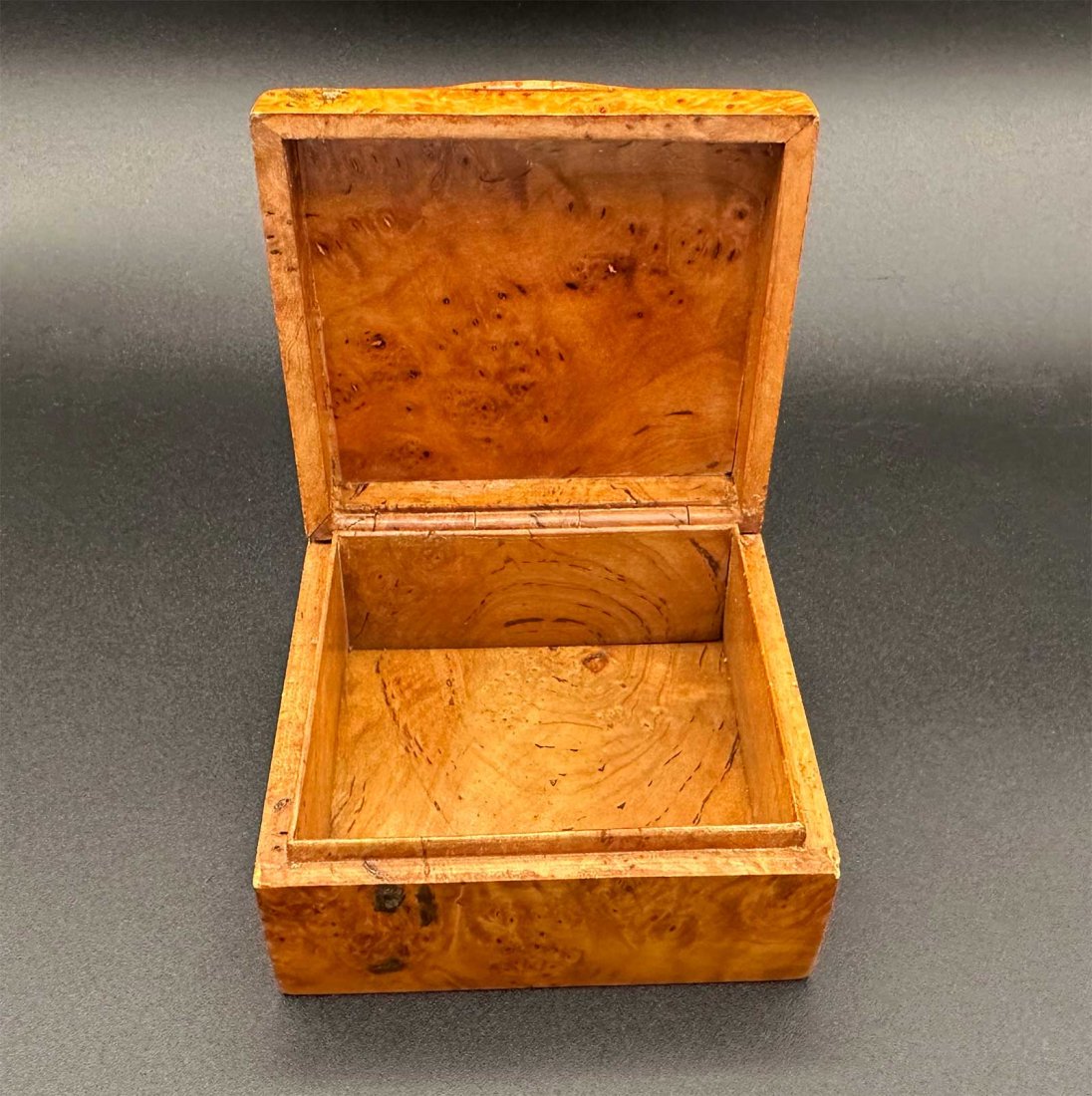 RUSSIAN KARELIAN BIRCHWOOD CIGAR BOX: RARE RUSSIAN KARELIAN BIRCHWOOD CIGAR BOX This is a Russian birchwood cigar box - a rare and collectible item. CONDITION: Used condition. The item is described to the best of our knowledge. For furthe