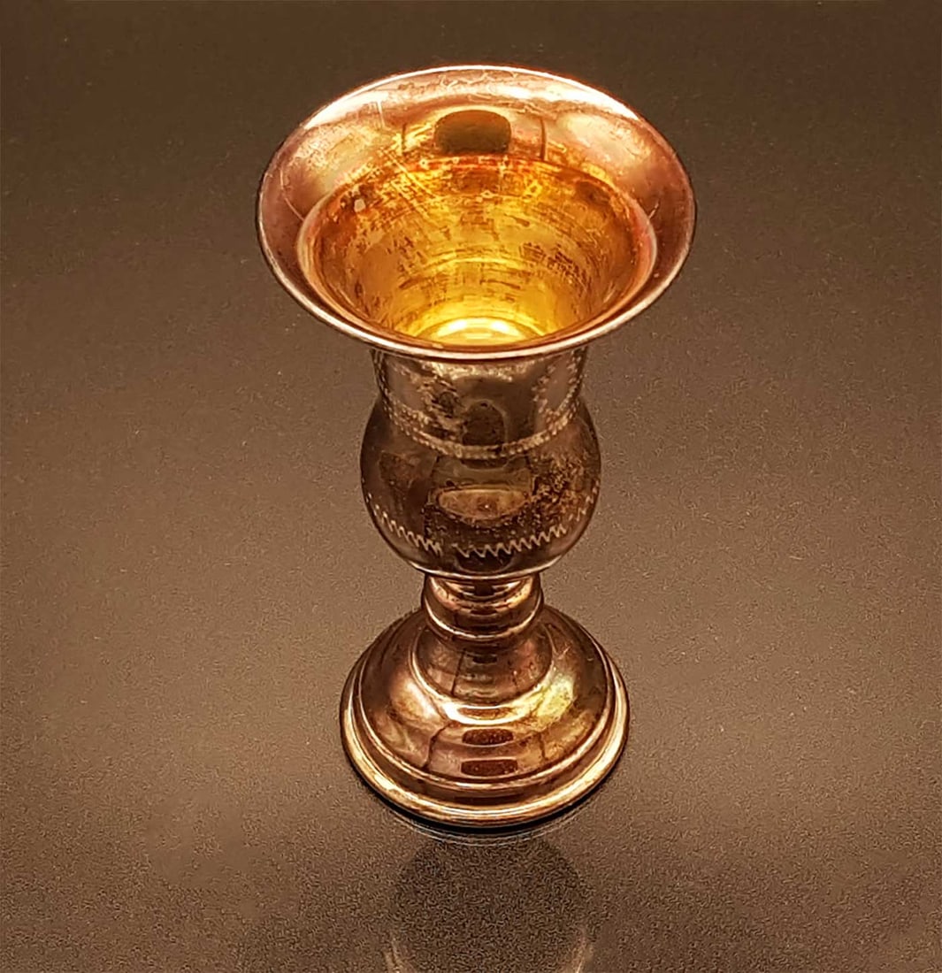 JEWISH SILVER KIDDUSH CUP, JUDAICA: JEWISH SILVER KIDDUSH CUP, JUDAICA This silver kiddush cup features a graduating body and is adorned with an engraved Star of David, a prominent symbol in Jewish culture. CONDITION: Very good conditio