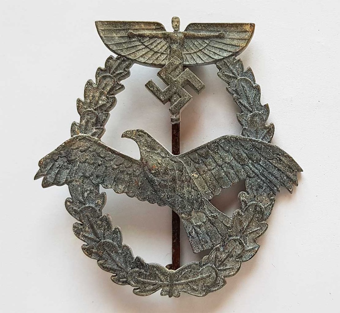 GERMAN WWII LUFTWAFFE BADGE (1 of 5)