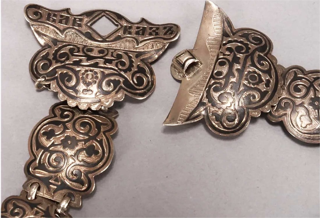 SILVER NIELLO CAUCASIAN BELT, 1890x: RARE SILVER NIELLO CAUCASIAN BELT, 1890x For sale is a set with a series of shaped panels featuring floral scrollwork, accompanied by a miniature dagger fastener. HALLMARKS: '84' for silver standard,