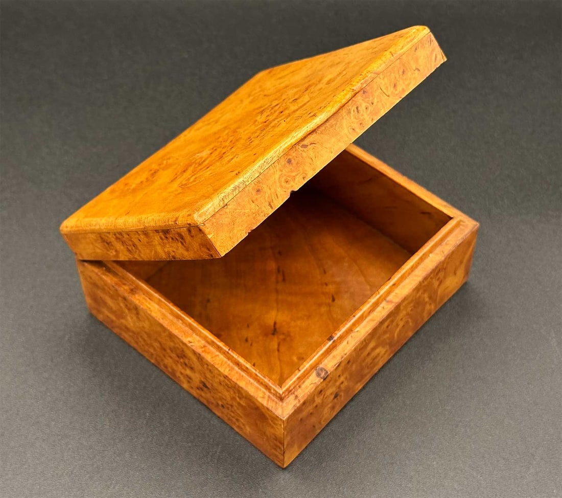 RUSSIAN KARELIAN BIRCHWOOD CIGAR BOX: RARE RUSSIAN KARELIAN BIRCHWOOD CIGAR BOX This is a rare and beautiful Russian birchwood cigar box. CONDITION: Used condition. For further information, please refer to the pictures. PROVENANCE: 1. Fro