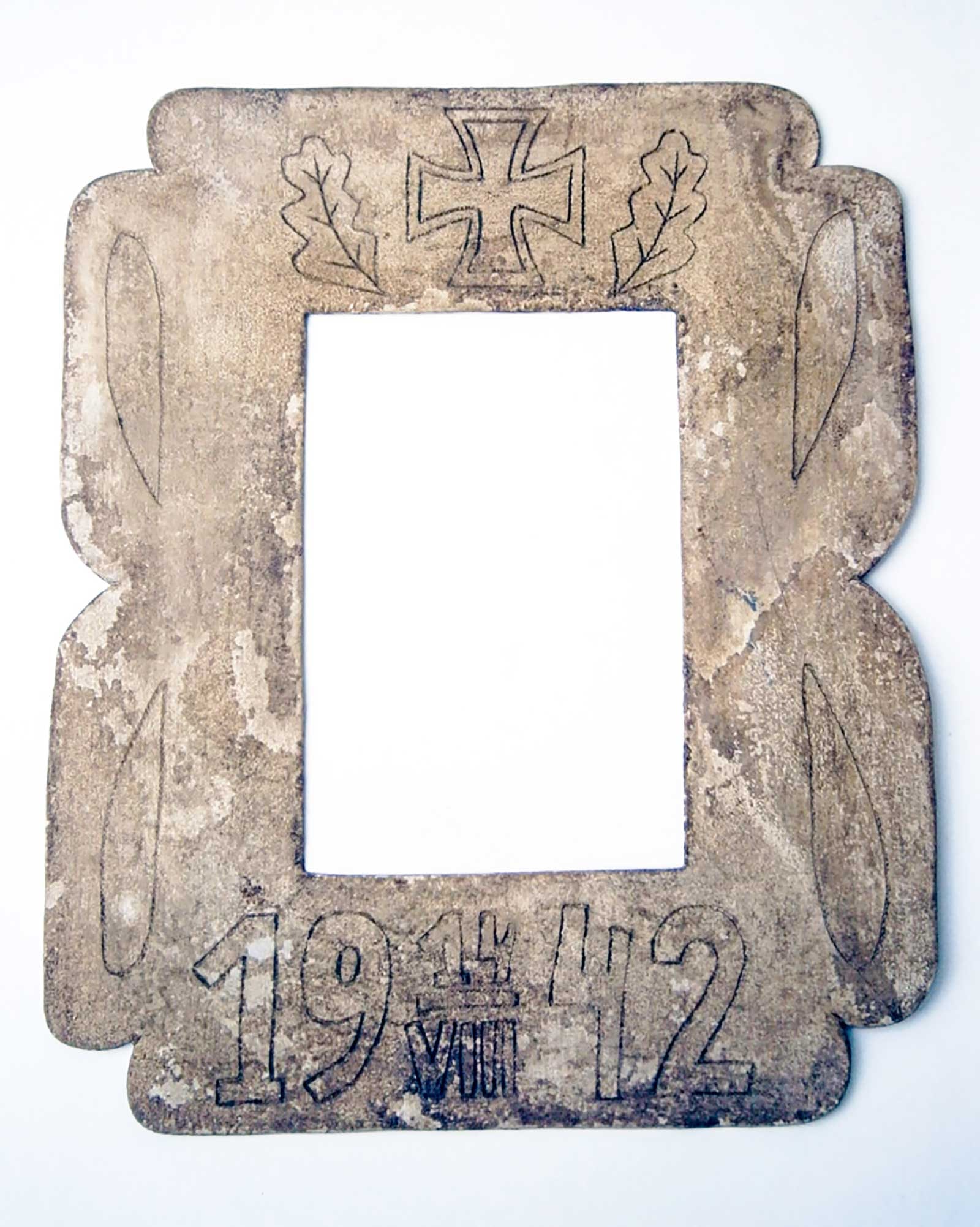 GERMAN WWII PHOTO FRAME w. IRON CROSS: GERMAN WWII PHOTO FRAME with IRON CROSS, 1942 This German WWII photo frame features an Iron Cross and is dated 14.VIII.1942, making it a piece of trench art. CONDITION: Very good condition for its age