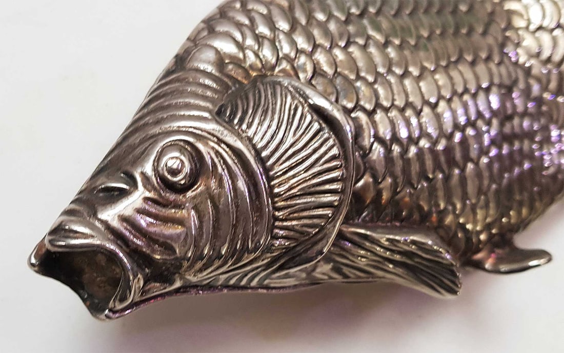 JUDAICA SILVER BESAMIM FISH SPICE CONTAINER: JUDAICA SILVER BESAMIM HAVDALA FISH SPICE CONTAINER This is Judaica silver besamim Havdala spice container. It is designed in the shape of a fish and is a rare besamim spice container. The item is hal