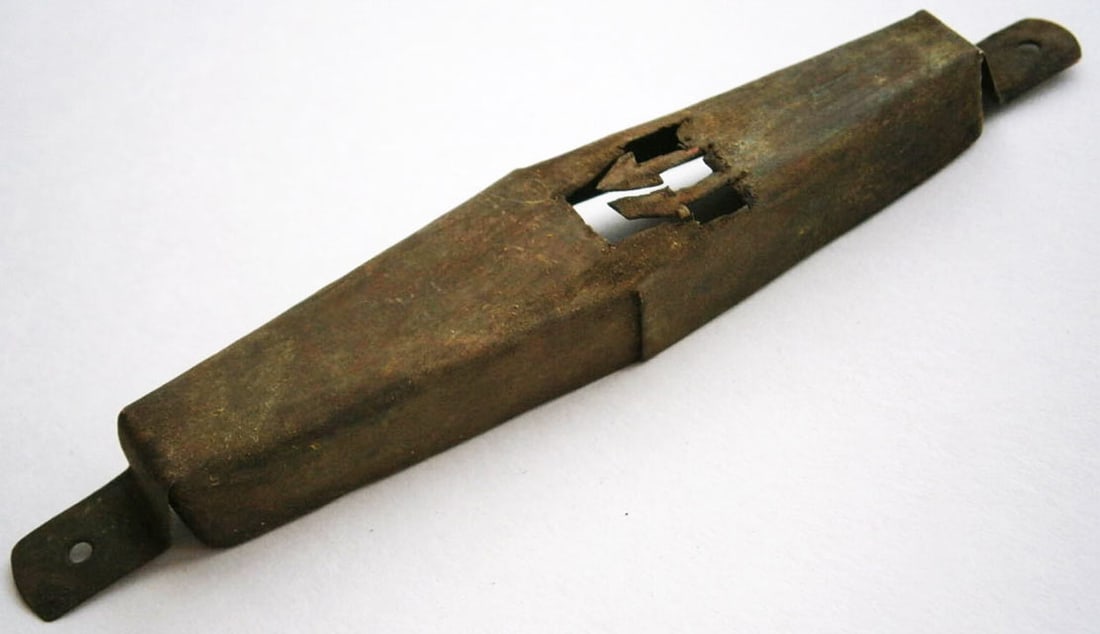 UNUSUAL JEWISH WWII MEZUZAH fr. KRAKOW, POLAND: Sale - Must Go ! UNUSUAL JEWISH WWII MEZUZAH from KRAKOW in POLAND The item bears a Hebrew inscription. It originates from a genuine old collection and is suitable for either a historic museum or a pr