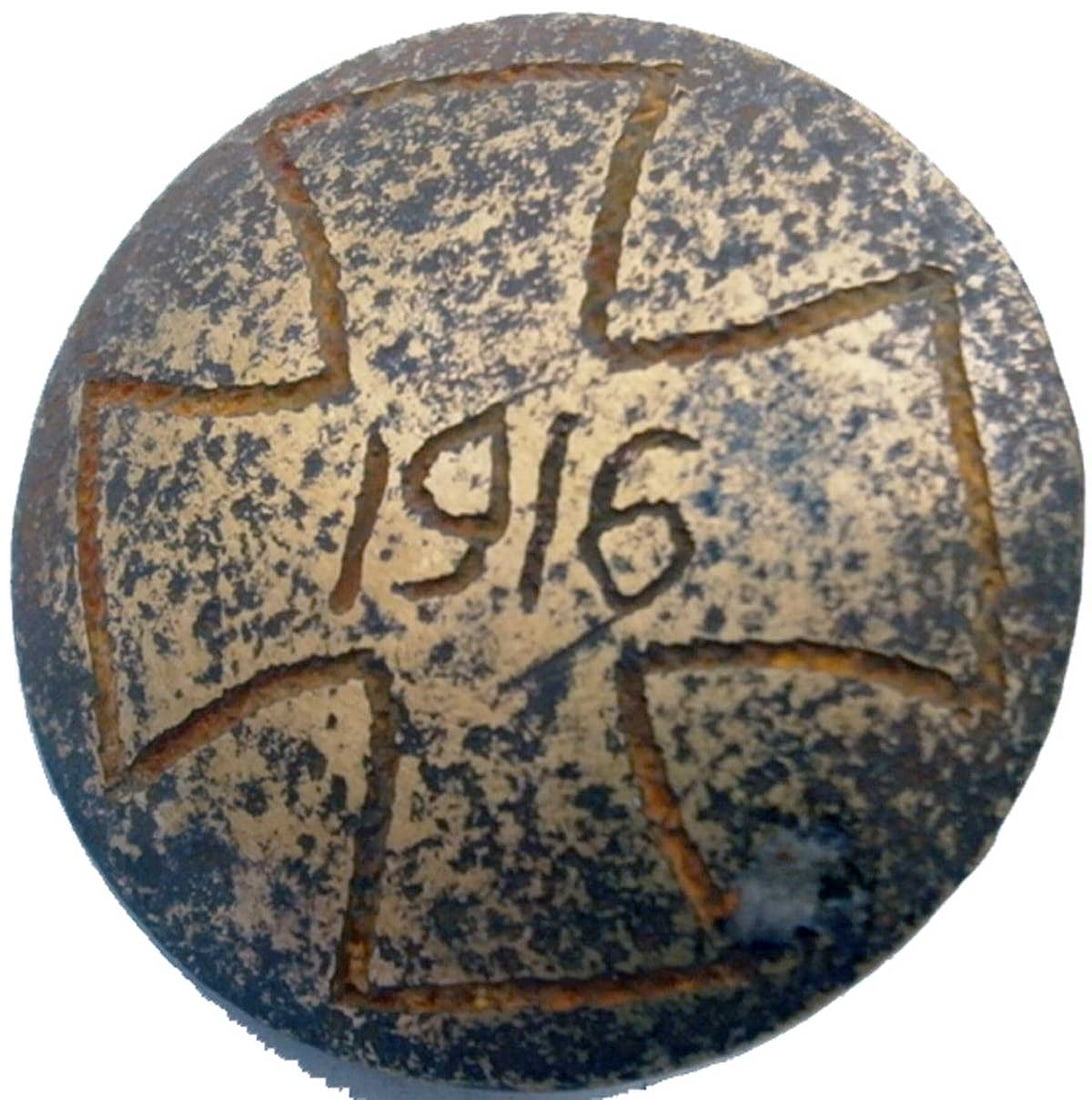 GERMAN WW1 BUTTON w. IRON CROSS, 1916: GERMAN WW1 BUTTON with IRON CROSS, 1916 German WW1 button with Iron Cross, 1916. The engraving is done using an old technique; please refer to the images. This is a piece of trench art and a very coll