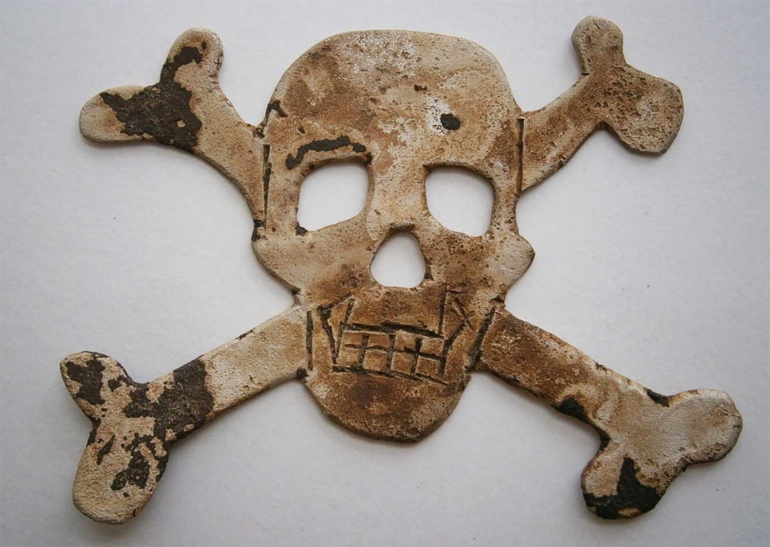 GERMAN WWII BADGE SKULL & BONES: GERMAN WWII BADGE SKULL and BONES, TRENCH ART German WWII badge with a skull and bones, crafted as trench art for Special Forces. This is a very collectible item. CONDITION: Signs of age and wear. For