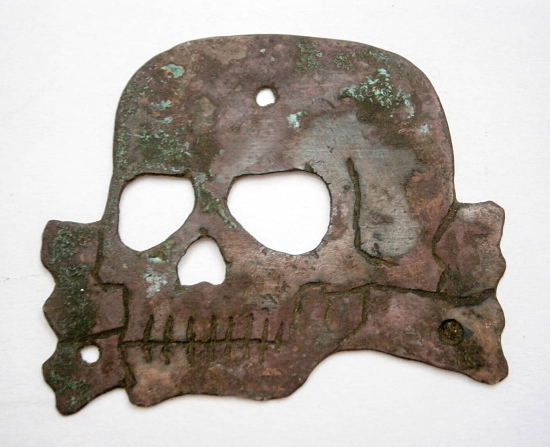 GERMAN WWII COCARDE w. SKULL & BONES: GERMAN WWII COCARDE with SKULL and BONES German WWII cocarde featuring a skull - bonesclassified as trench art. This item is rare and ideal for inclusion in either a museum or a private collection. CO