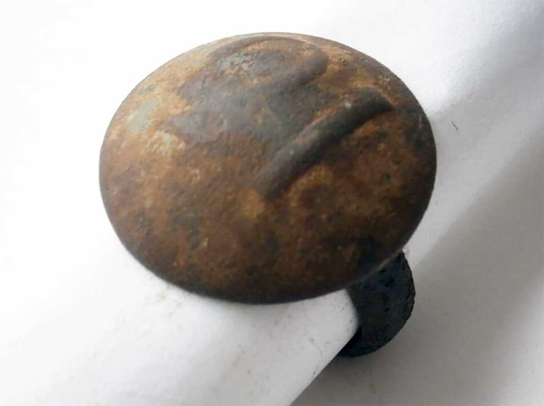 RUSSIAN WWI MILITARY RING 21 REGIMENT, 1914-1916: RUSSIAN WWI IMPERIAL MILITARY RING of 21 REGIMENT, 1914-1916 This is a piece of trench art crafted from a button, a popular practice during its time. It's a very collectible item suitable for inclusio