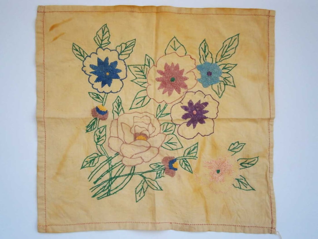 UKRAINIAN NAPKIN, HANDMADE EMBROIDERY, NATIVE ART: Sale - Must Go ! RARE OLD UKRAINIAN NAPKIN, HANDMADE EMBROIDERY, NATIVE ART This is an old Ukrainian napkin featuring intricate handmade embroidery, showcasing native artistry. It is a remarkable hist