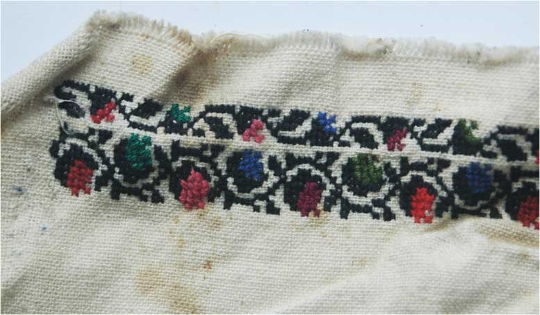 UKRAINIAN NAPKIN, HANDMADE EMBROIDERY, NATIVE ART: Sale - Must Go ! RARE OLD UKRAINIAN NAPKIN, HANDMADE EMBROIDERY, NATIVE ART This is an old Ukrainian napkin featuring intricate handmade embroidery, showcasing native artistry. It is a remarkable hist