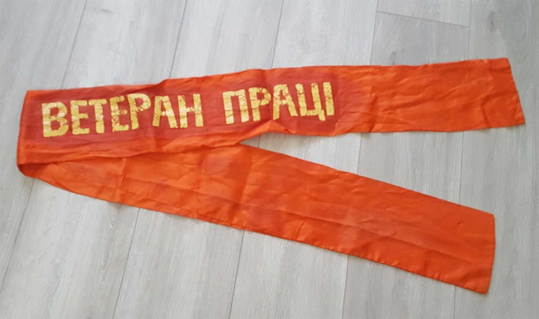 SOVIET-UKRAINIAN BANNER HONORARY PERSONNEL WORKER: Sale - Must Go ! SOVIET-UKRAINIAN BANNER HONORARY PERSONNEL WORKER Soviet-Ukrainian banner for honorary personnel worker. A rare and impressive banner. CONDITION: The item is in very good, used condit