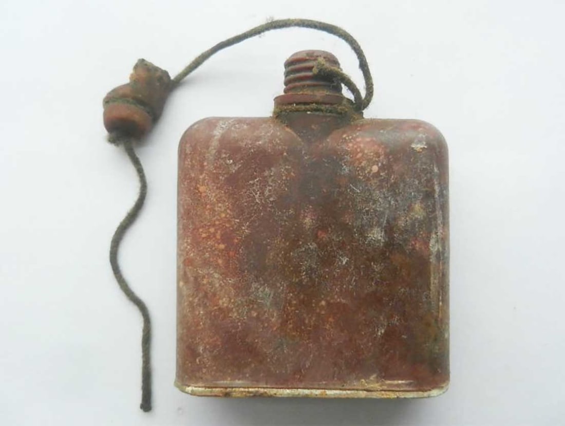 GERMAN WWII BOTTLE, HAUTENTGIFTUNGSMITTEL: RARE GERMAN WWII BOTTLE, HAUTENTGIFTUNGSMITTEL German WWII Bottle 'HAUTENTGIFTUNGSMITTEL'. The item stands as a genuine witness to world history. CONDITION: Very good condition for its age. For furthe