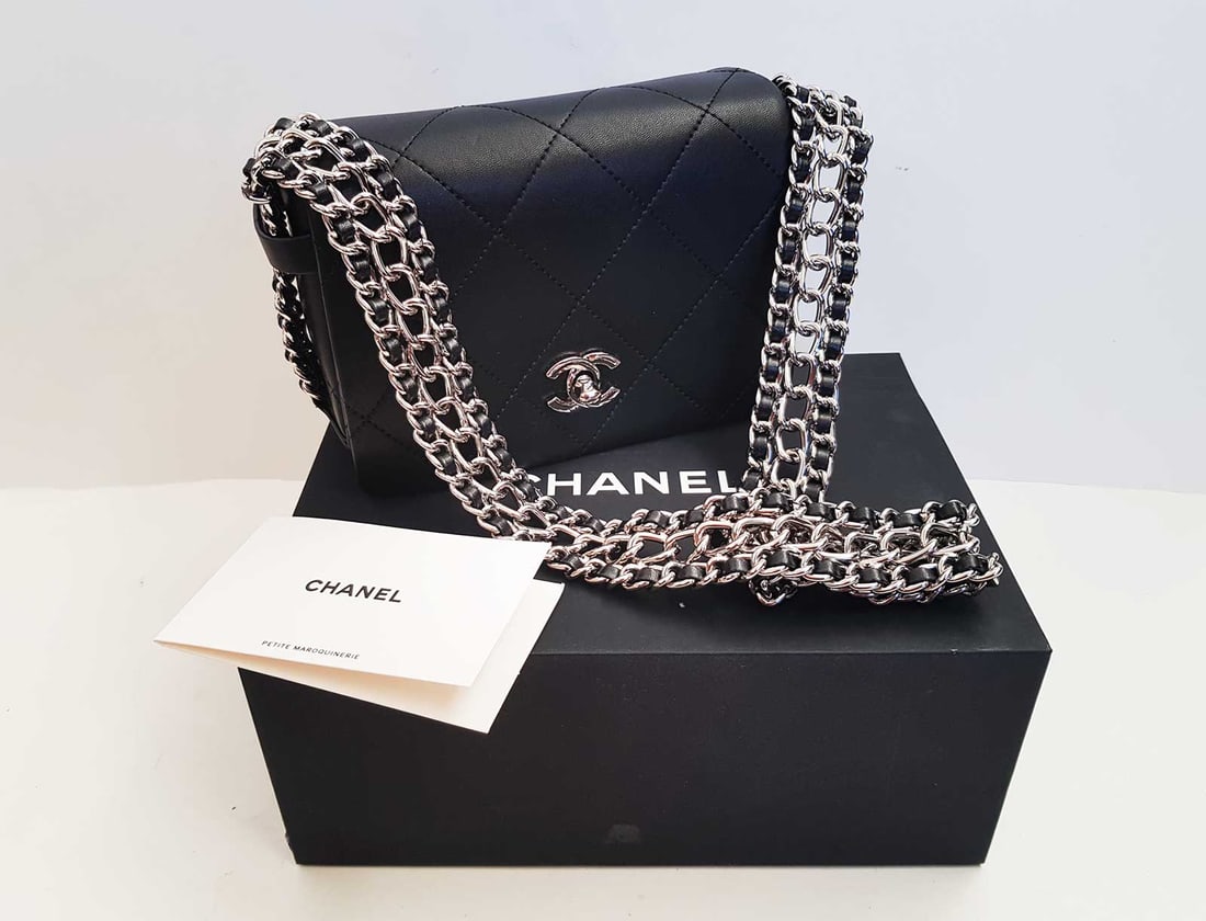 CHANEL CHAIN FLAP (1 of 15)