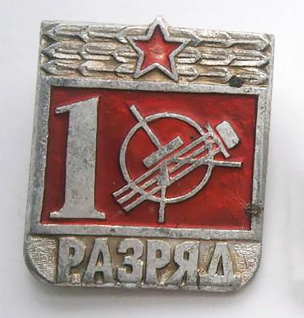 RUSSIAN RADIO CONSTRUCTOR BADGE: Sale - Must Go ! RARE RUSSIAN SOVIET RADIO CONSTRUCTOR BADGE,ENAMELED This is a Russian Soviet Radio Constructor badge, a first-class enameled item in very good condition. CONDITION: In very good cond