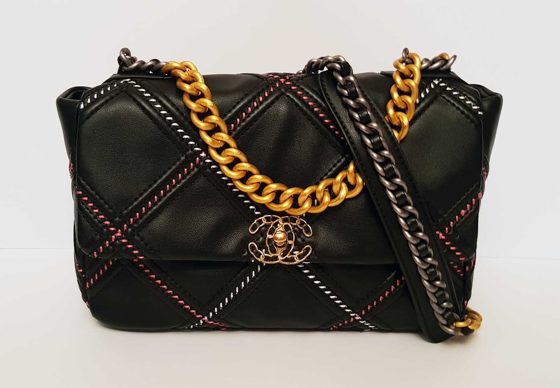 NEW CHANEL 19 FLAP BAG BLACK (1 of 15)