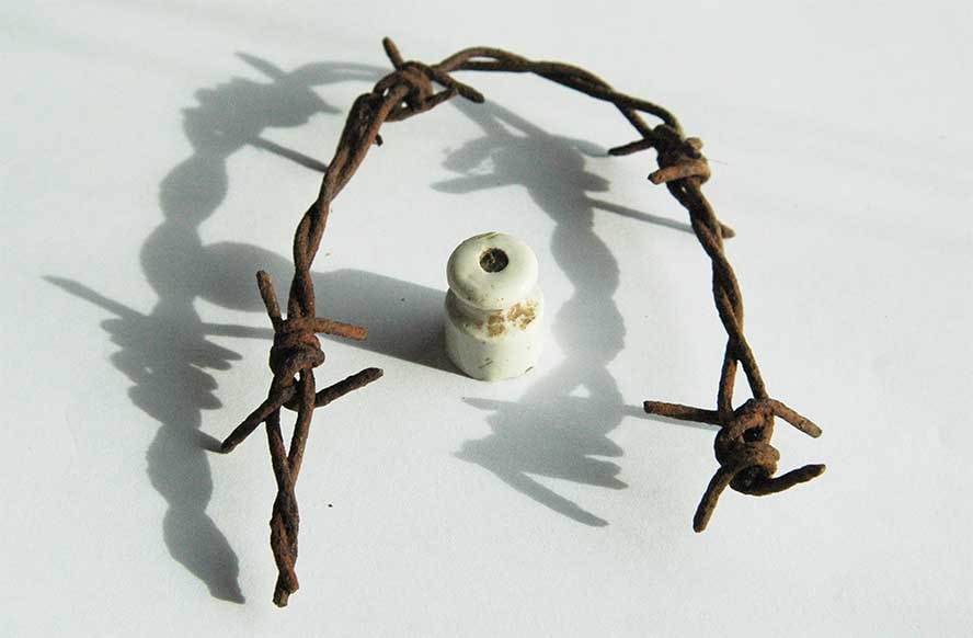 GERMAN WWII ISOLATOR ELECTRIC FENCE & WIRE fr. KL: GERMAN WWII ISOLATOR ELECTRIC FENCE and WIRE from KL, KZ German WWII isolator for electric fence and wire. This is a rare item, and it's available for sale on consignment. CONDITION: The item is in ve