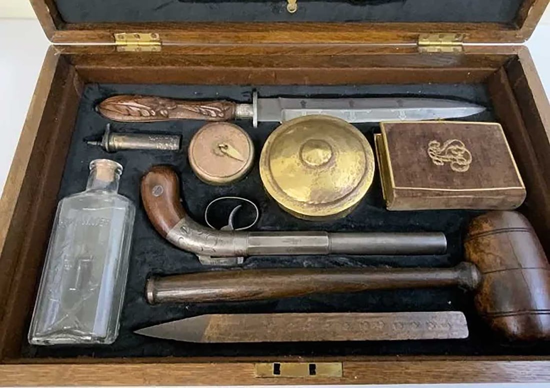 EXTREMELY RARE VAMPIRE SLAYING KIT, 1837.: Museum Item with Huge Historical Value ! EXTREMELY RARE ANTIQUE VAMPIRE HUNTER SLAYING KIT, 1837 An extremely rare 1837 Vampire Killing Kit. This very interesting and unique item is containing all the
