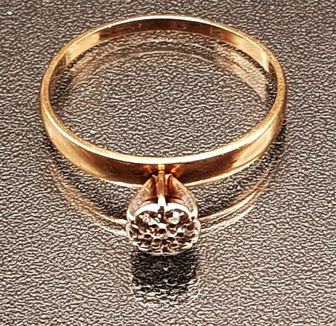 JEWELERY - BEAUTIFUL GOLD RING: Starting Price is $1! JEWELERY - BEAUTIFUL GOLD RING The item is marked for gold content and for company. CONDITION: The item is in very good condition. For further information, please refer to the pi