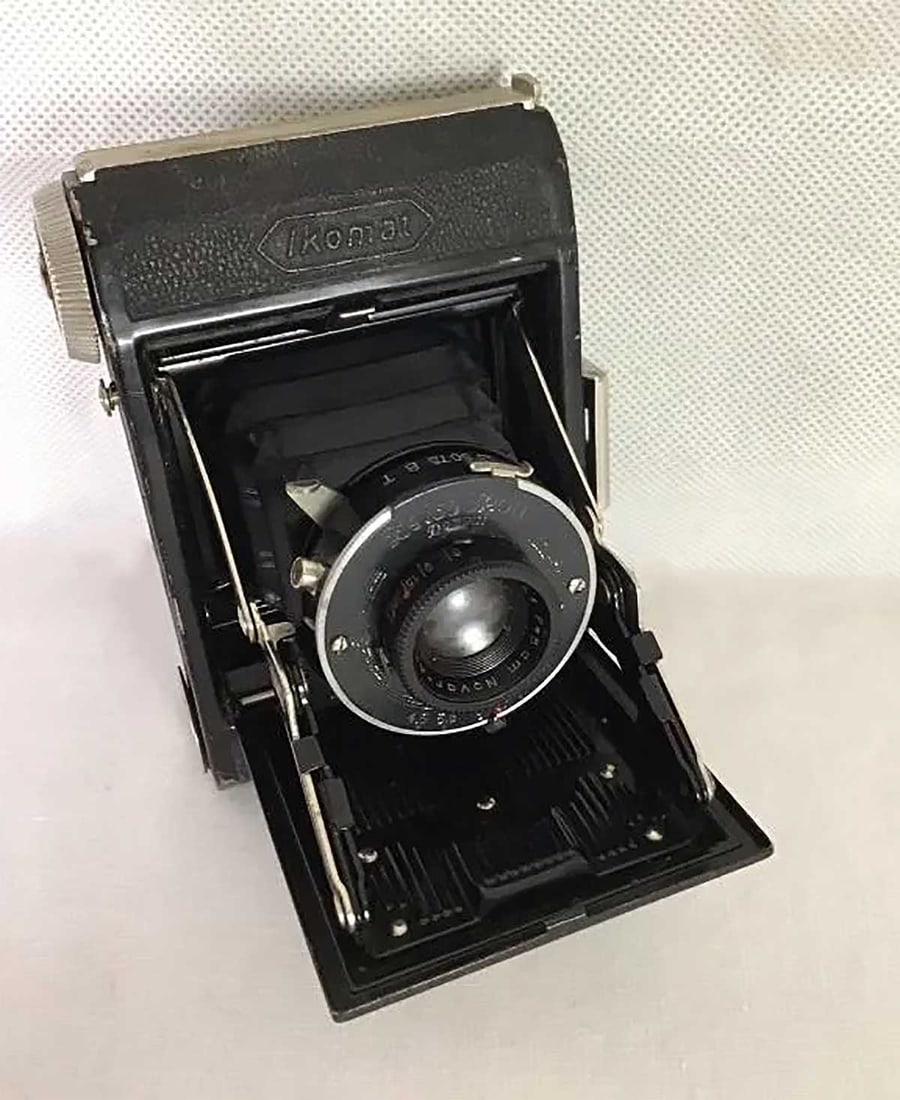 ZEISS IKON IKOMAT FOLDING CAMERA w. DOCUMENTS (1 of 17)