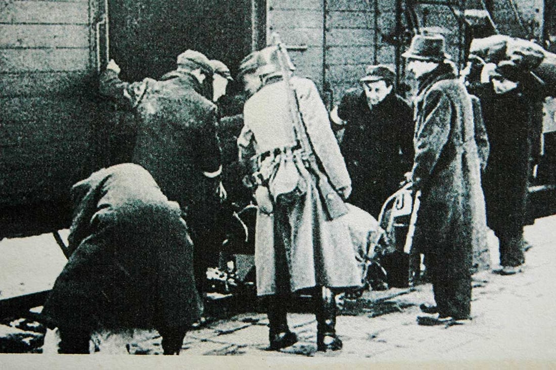 JEWISH WWII POSTCARD, LITZMANNSTADT GHETTO: No Reserve. JEWISH WWII POSTCARD, LITZMANNSTADT GHETTO Jewish WWII postcard. Old copy. CONDITION: The item is in very good, used condition. For additional information, please refer to the pictures. PR