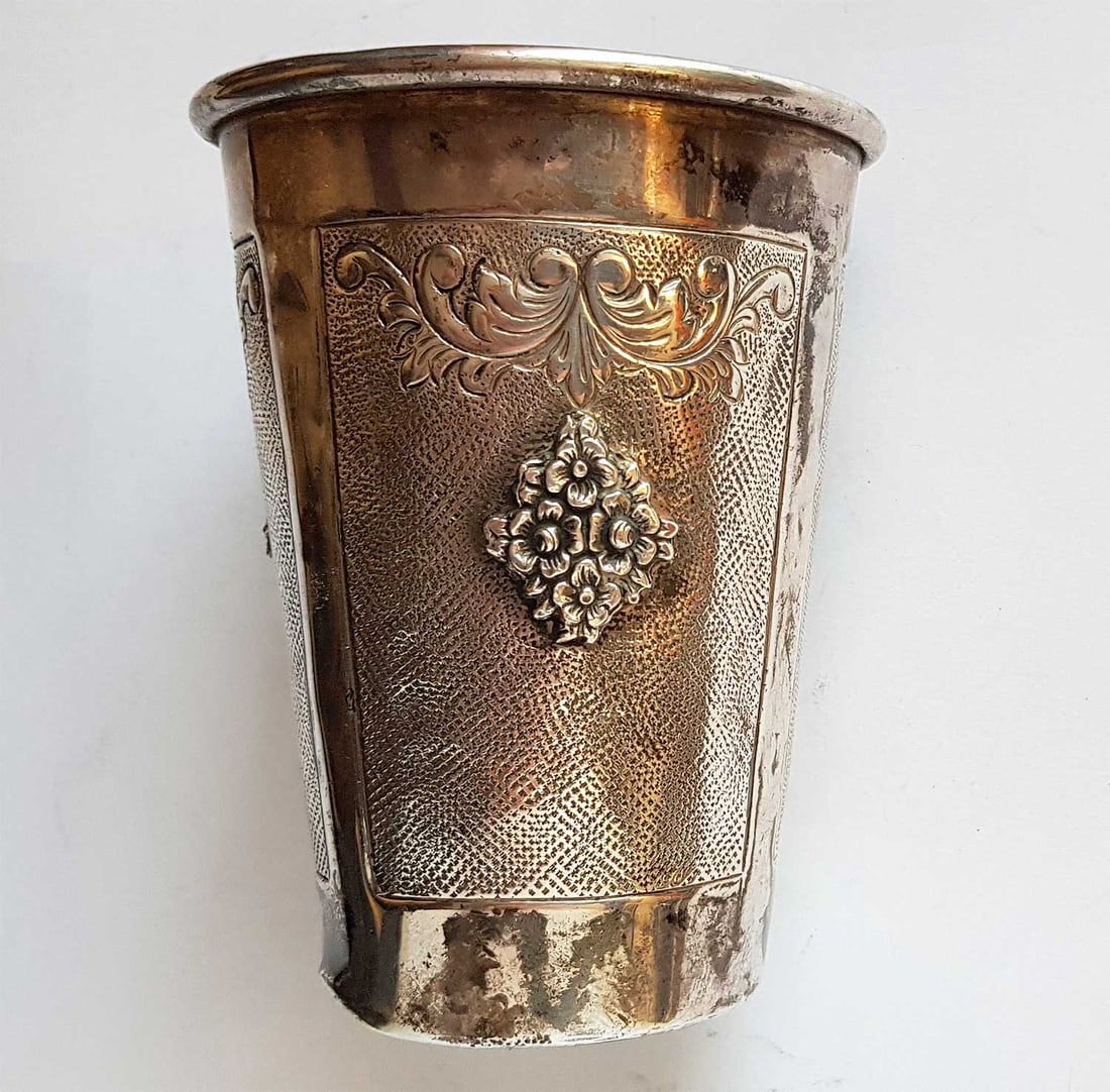 JUDAICA SILVER KIDDUSH BEAKER w. SNAKESKIN: Great Display Piece! JUDAICA STERLING SILVER SNAKESKIN KIDDUSH BEAKER Judaica sterling silver SharkSkin kiddush beaker by Hazorfim. This rare item comes with a LIFETIME WARRANTY. HALLMARKS: 'HAZORFIM'
