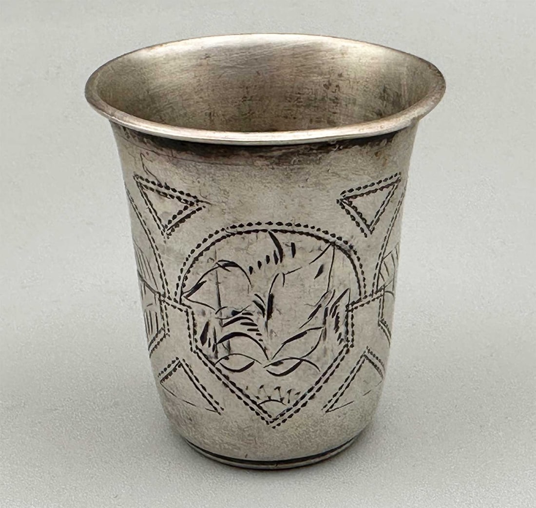 ANTIQUE RUSSIAN SILVER KIDDUSH CUP, 1895: Great Display Piece! With Huge Historical Value! RARE ANTIQUE RUSSIAN SILVER KIDDUSH CUP, 1895 This is a Russian silver kiddush cup from the 1895, decorated with city scenes. This Rare and Highly Coll