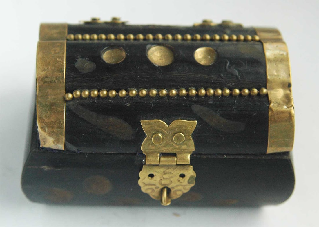 ANTIQUE JEWELRY BOX MADE from STONE: The Great Display Piece! With Huge Historical Value! ANTIQUE JEWELRY BOX MADE from STONE For your consideration, we present an antique jewelry box crafted from stone. It is a beautiful and collectible