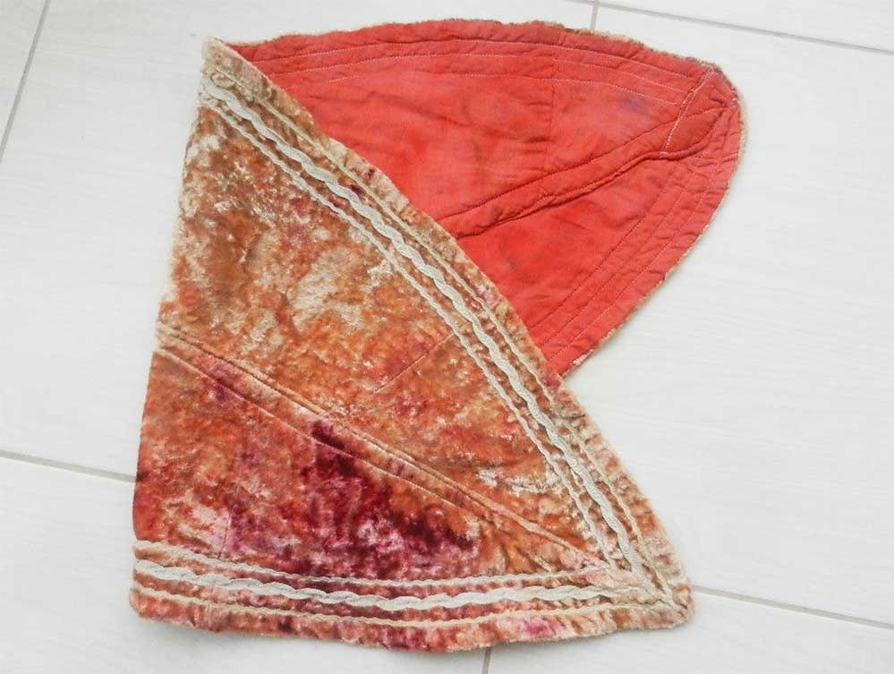 JEWISH WWII MAT w. INSCRIPTION fr. LITZMANNSTADT: Sale - Must Go! JEWISH WWII MAT with INSCRIPTION from LITZMANNSTADT in POLAND This is a Jewish WWII mat with an inscription from Litzmannstadt in Poland. The mat is large and features a Hebrew inscrip