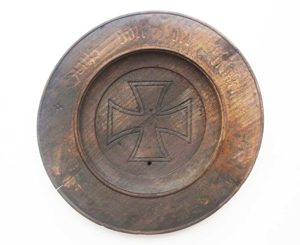 GERMAN WWII PRESENTATION PLATE w. IRON CROSS: Trench Art with Huge Historical Value! GERMAN WWII PRESENTATION PLATE with IRON CROSS German WWII Presentation Plate with an Iron Cross. This plate features a German inscription and an Iron Cross embl