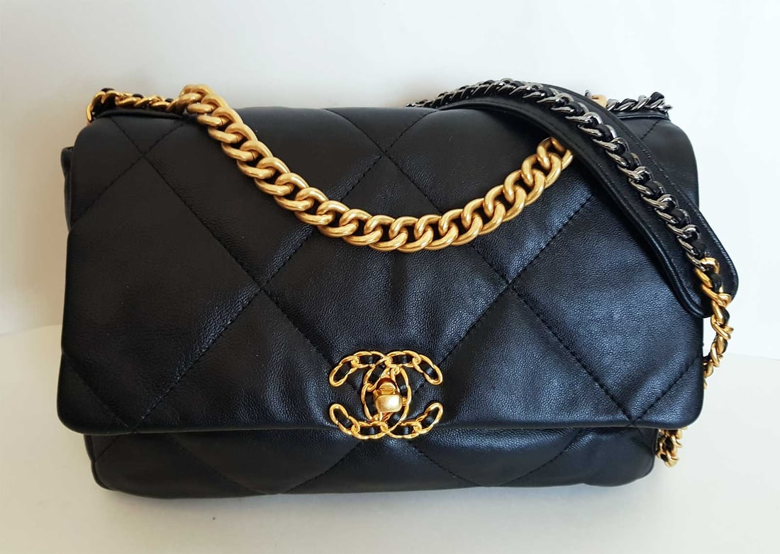 NEW CHANEL 19 FLAP LARGE BAG BLACK (1 of 10)