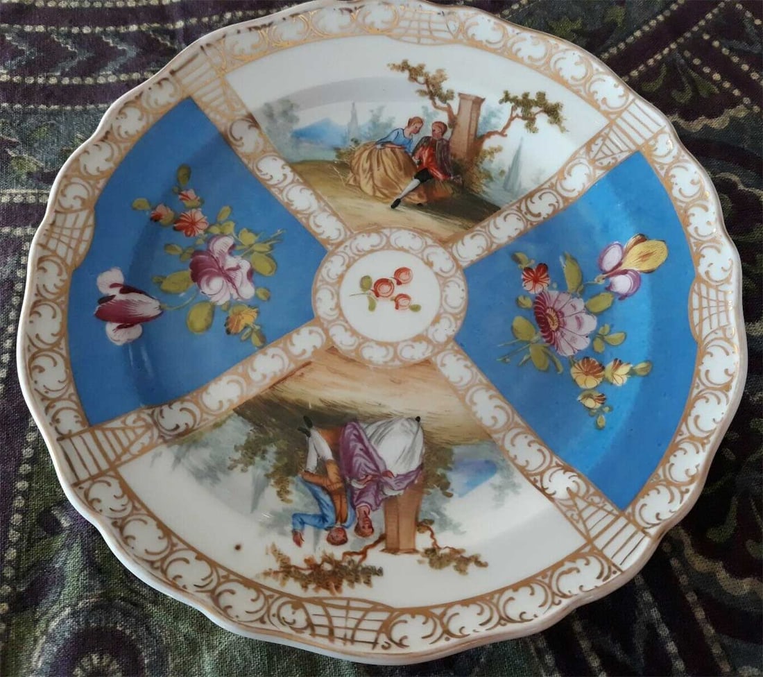 MEISSEN - CABINET PLATE HAND PAINTED, 1890: Rare and Collectible! MEISSEN - ANTIQUE BLUE QUATROFOIL CABINET PLATE HAND PAINTED, c.1890 This handsome hand-painted plate was made by Meissen in Germany, most likely around 1890. It features an undu