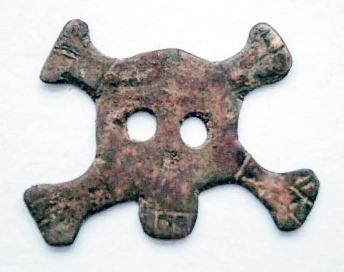GERMAN WWII BADGE w. SKULL & BONES: Rare and Collectible! GERMAN WWII BADGE with SKULL and BONES This German WWII badge, featuring a skull and crossbones, was crafted as trench art for the Special Forces. It is a highly collectible item