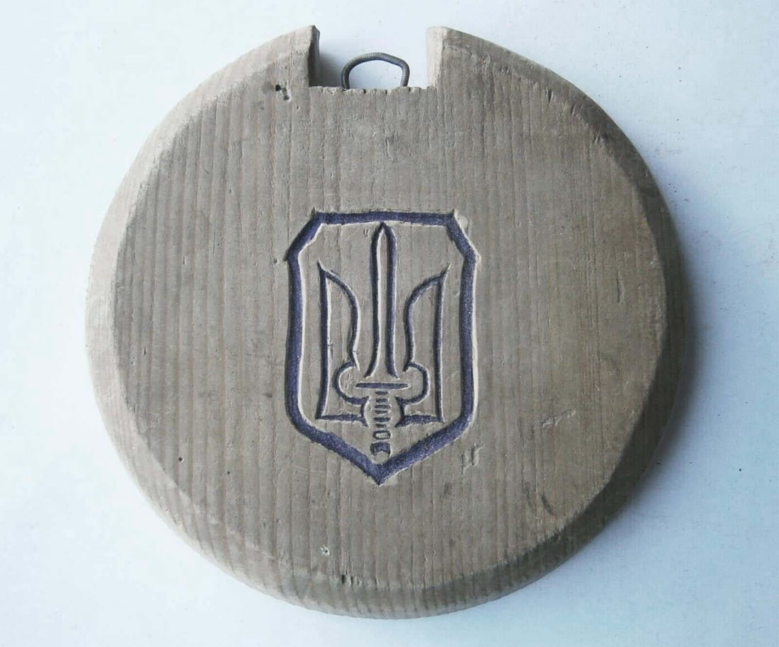 UKRAINIAN SHIELD w. TRYZUB UPA-OUN, INSURGENT ARMY: Great Display Piece! With Huge Historical Value! RARE UKRAINIAN SHIELD with TRYZUB UPA-OUN, INSURGENT ARMY, 1939-1954 Ukrainian shield featuring the Trizub UPA-OUN (Ukrainian Insurgent Army - Organiza